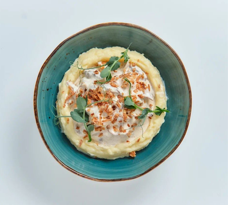 Бефстрогонов из говядины с лисичками и картофельным кремом